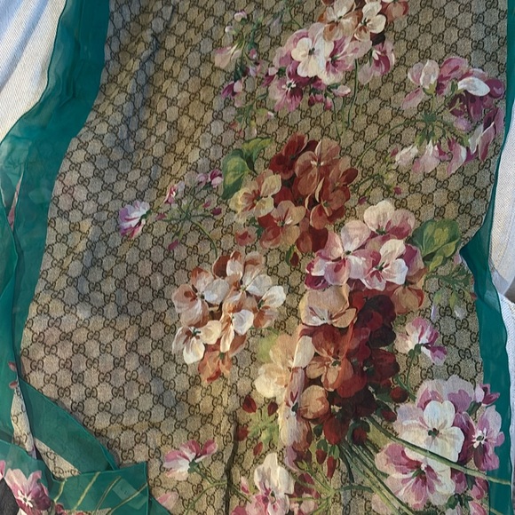 Gucci GG Flora print silk and cotton scarf NWOT - Picture 2 of 6
